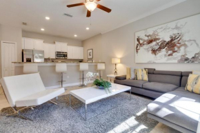 Modern Kissimmee Townhome with Fenced Pool and Patio!